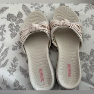 Skechers Women's Cream Slide with touch of Pink sandals Size 9